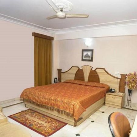 Hotel Welcome Palace Агартала Екстериор снимка