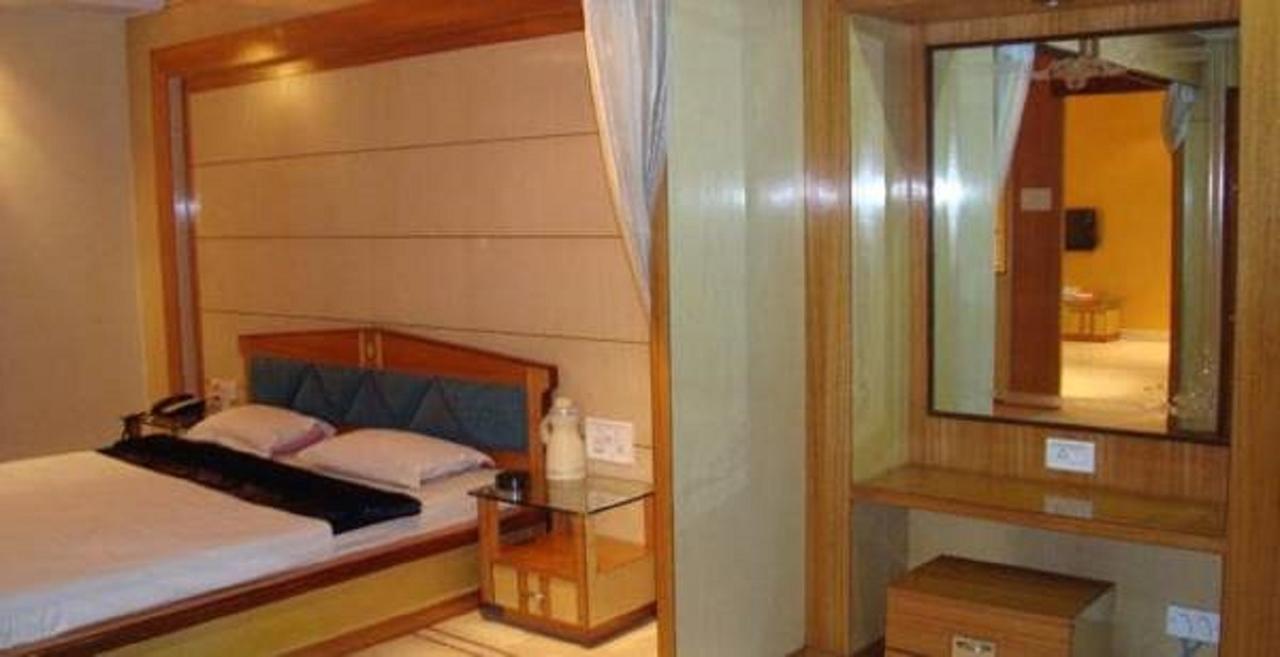 Hotel Welcome Palace Агартала Екстериор снимка