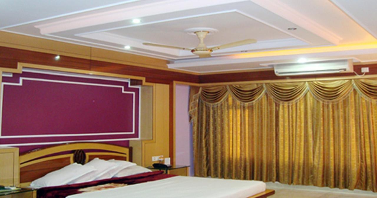 Hotel Welcome Palace Агартала Екстериор снимка